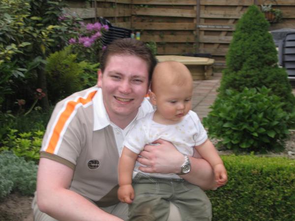 Merijn en papa s'avonds op zijn 1e verjaardag., geplaatst door mama Lizanne op 2005-05-31