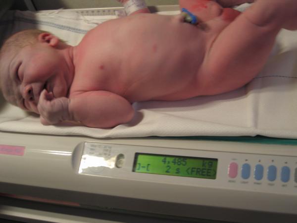 Jesse op de weegschaal., geplaatst door mama Lizanne op 2005-08-12