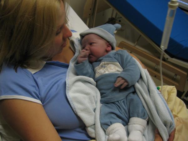 Mama en Jesse ongeveer 15 minuten na de bevalling., geplaatst door mama Lizanne op 2005-08-12