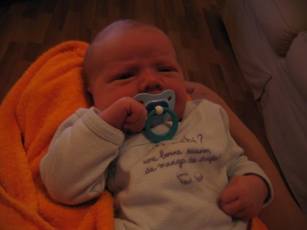 Jesse gewoon aan het kijken., geplaatst door mama Lizanne op 2005-08-16