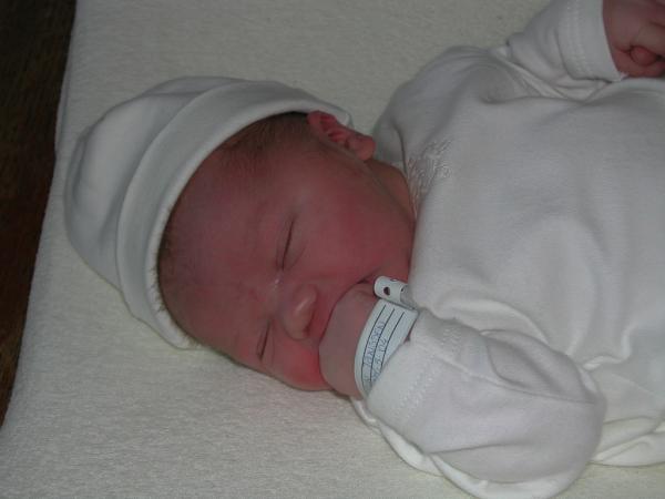 Merijn thuis - op tafel 2, geplaatst door papa Boudewijn op 2004-06-03