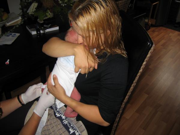 Jesse krijgt zijn hielprikje., geplaatst door mama Lizanne op 2005-08-16
