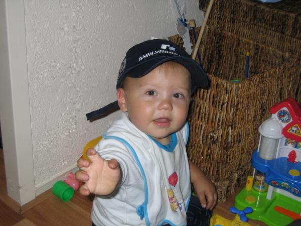 Merijn met een petje op., geplaatst door mama Lizanne op 2005-08-16