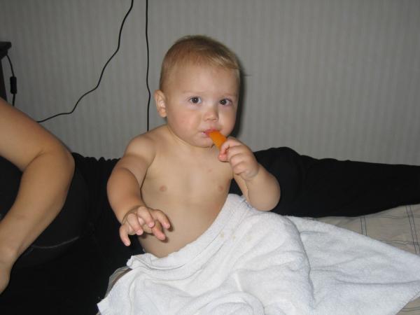 Merijn is een waterijsje aan het eten., geplaatst door mama Lizanne op 2005-08-16