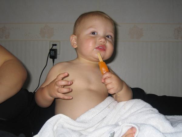 Merijn is een waterijsje aan het eten., geplaatst door mama Lizanne op 2005-08-16