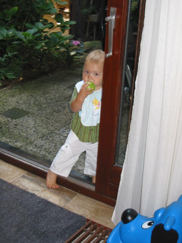 Merijn is een appel aan het eten., geplaatst door mama Lizanne op 2005-09-01