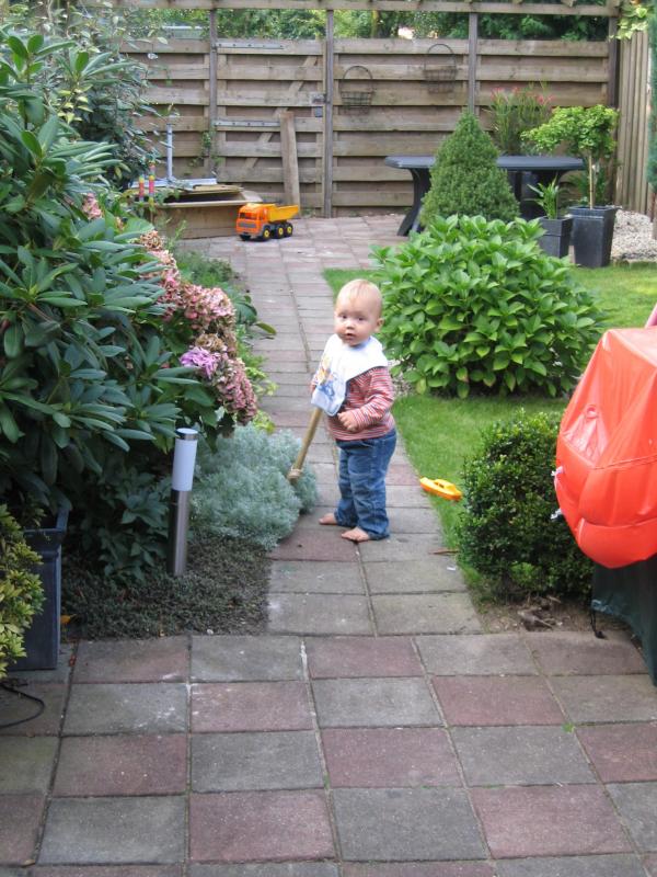 Merijn in de tuin., geplaatst door mama Lizanne op 2005-09-01