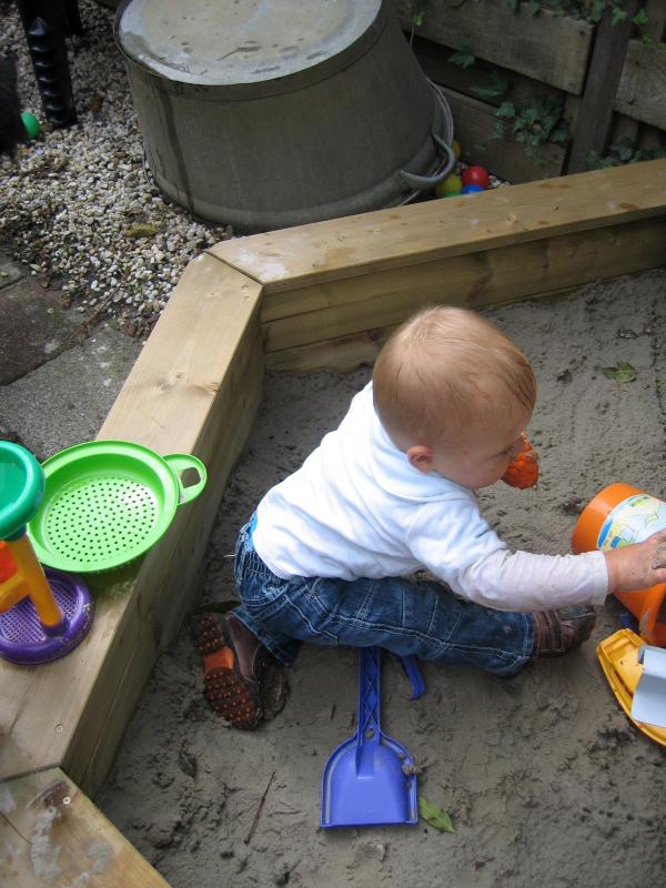 Merijn in de zandbak., geplaatst door mama Lizanne op 2005-09-01