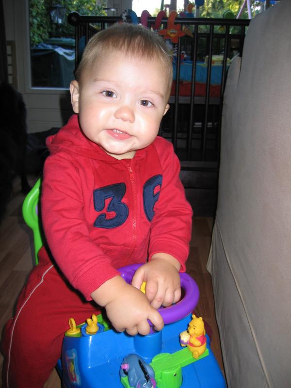 Merijn op zijn loopwagen., geplaatst door mama Lizanne op 2005-10-13