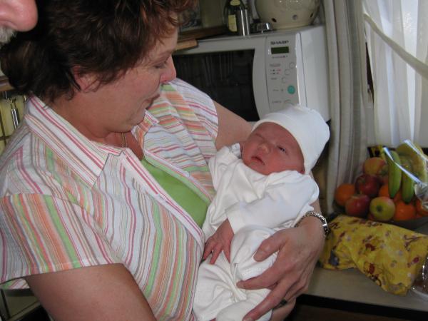 Merijn bij oma Tineke op schoot, geplaatst door papa Boudewijn op 2004-06-03