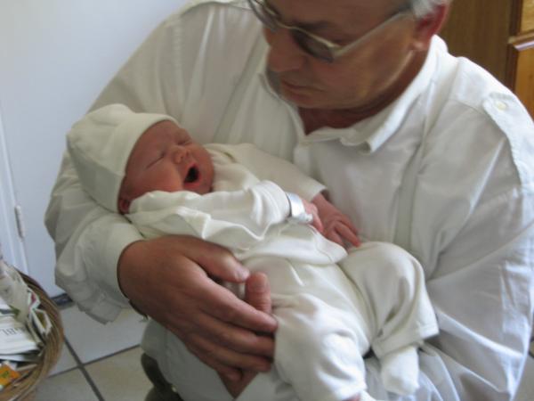 Opa Gerard met Merijn, geplaatst door papa Boudewijn op 2004-06-03