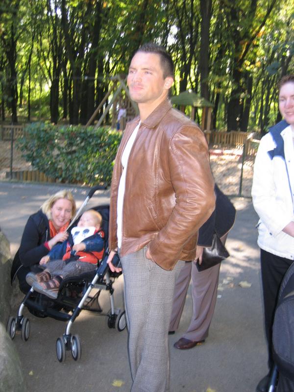 Allemaal aan het kijken bij de leeuwen., geplaatst door mama Lizanne op 2005-10-17