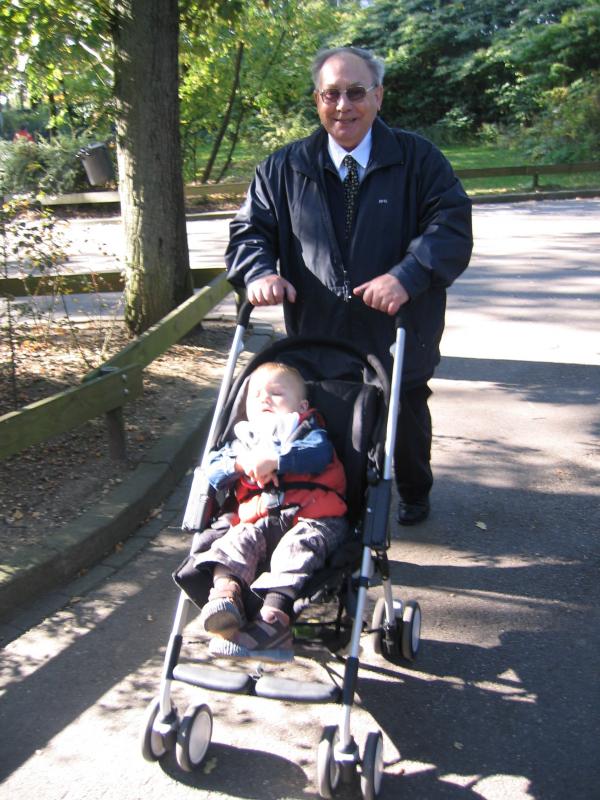 Opa van der Kammen achter de buggy van Merijn., geplaatst door mama Lizanne op 2005-10-17
