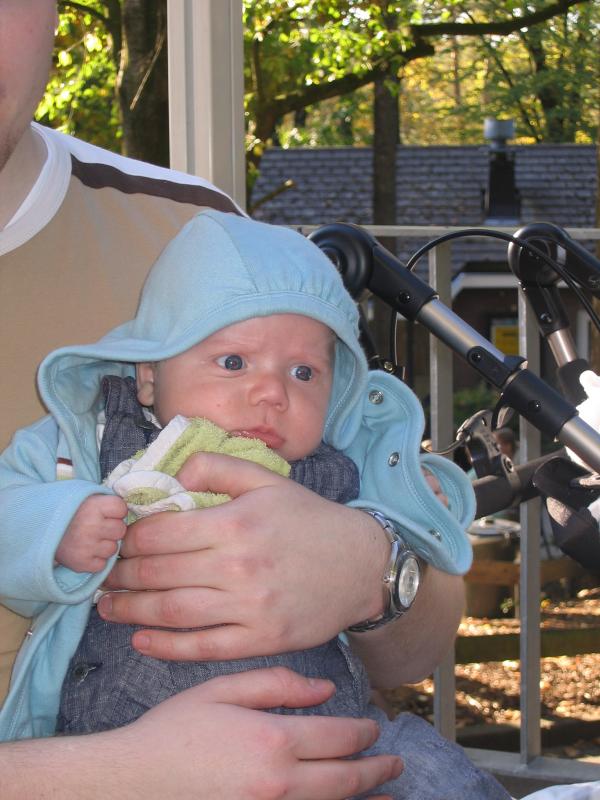 Jesse op papa zn schoot., geplaatst door mama Lizanne op 2005-10-17