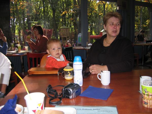 Merijn en Oma van der Kammen tijdens de lunch., geplaatst door mama Lizanne op 2005-10-17