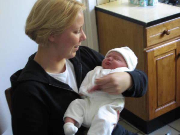 Tante Monique met Merijn in de armen, geplaatst door papa Boudewijn op 2004-06-03