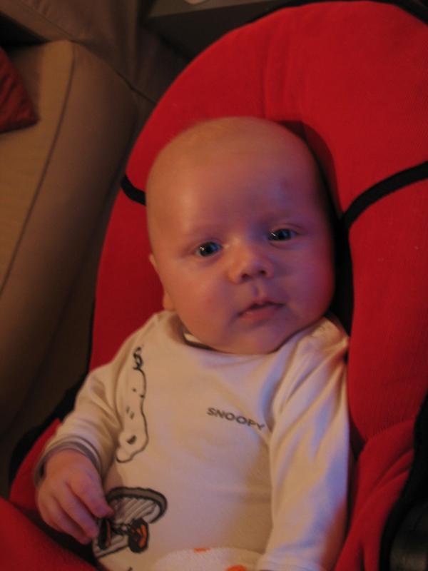 Jesse kijkt me denkend aan., geplaatst door mama Lizanne op 2005-10-17