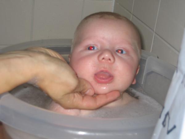Jesse in de Tumby Tub., geplaatst door mama Lizanne op 2005-11-11