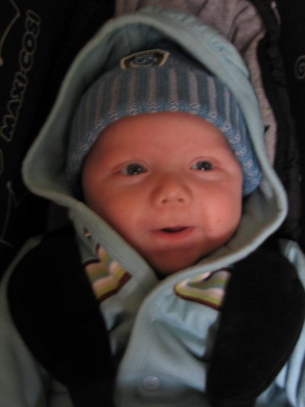 Jesse in de maxi-cosi., geplaatst door mama Lizanne op 2005-11-11