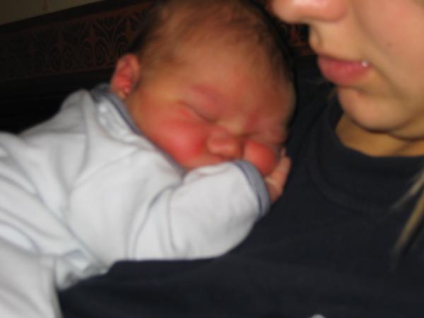 Merijn bij mama op schoot, geplaatst door papa Boudewijn op 2004-06-03