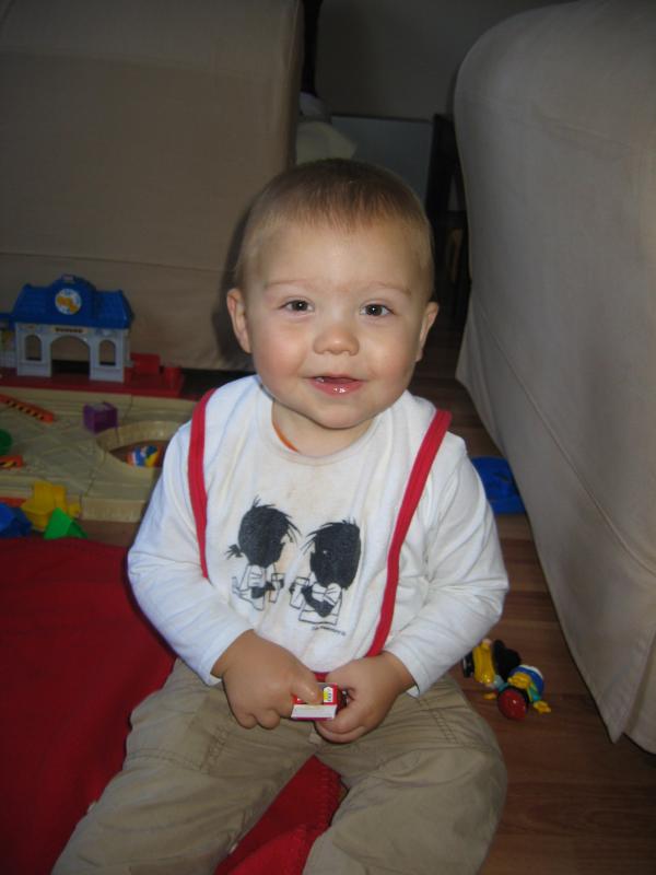 Merijn rozijntjes aan het eten., geplaatst door mama Lizanne op 2005-11-11