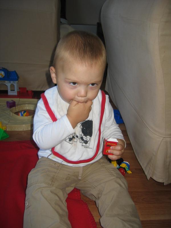 Merijn rozijntjes aan het eten., geplaatst door mama Lizanne op 2005-11-11