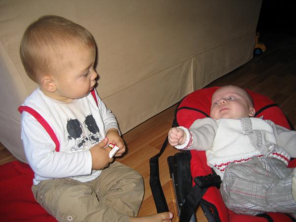 Merijn rozijntjes aan het eten., geplaatst door mama Lizanne op 2005-11-11