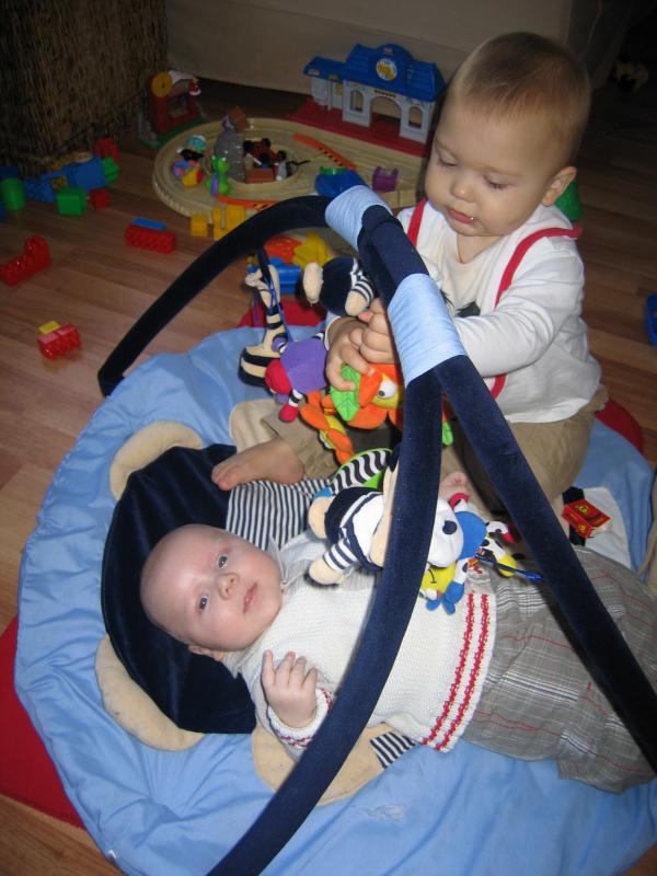 Merijn en Jesse samen spelen., geplaatst door mama Lizanne op 2005-11-11