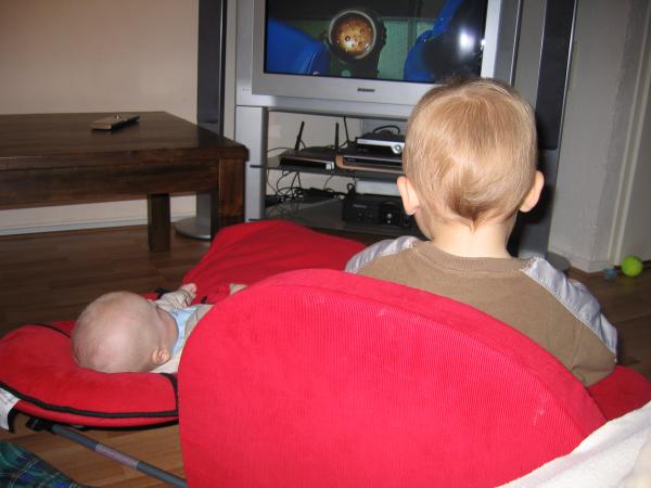 Merijn en Jessen samen de Teletubbies kijken., geplaatst door mama Lizanne op 2005-11-11