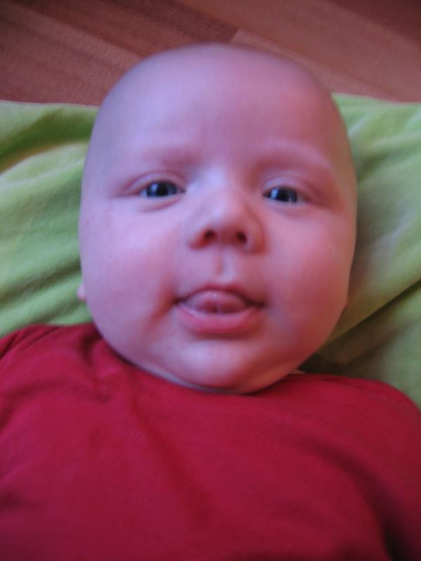 Jesse steekt zijn tong uit., geplaatst door mama Lizanne op 2005-11-11