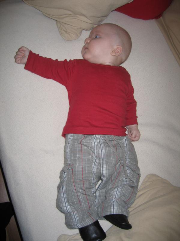 Jesse lekker op de bank aan het liggen en tv aan het kijken., geplaatst door mama Lizanne op 2005-11-15