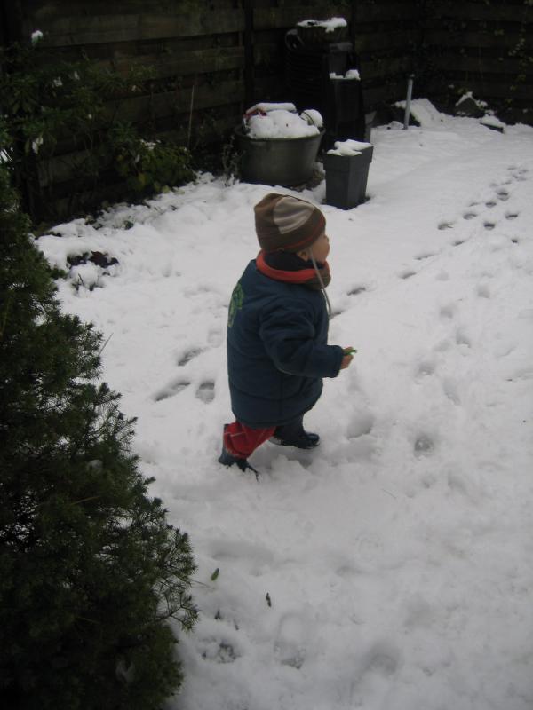 Merijn aan het banjeren in de sneeuw., geplaatst door mama Lizanne op 2005-11-29