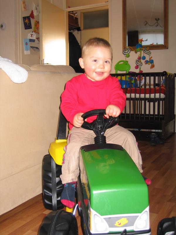 Merijn op de traktor., geplaatst door mama Lizanne op 2006-02-25