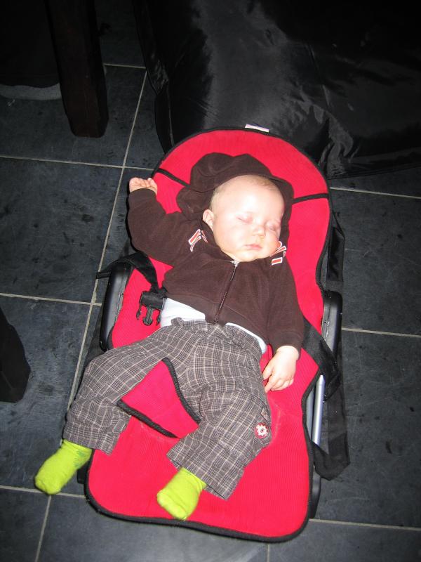 Jesse helemaal uitgeteld., geplaatst door mama Lizanne op 2006-02-25