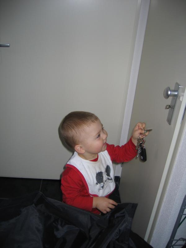 Merijn druk bezig de sleutels in het slot te proppen., geplaatst door mama Lizanne op 2006-02-25