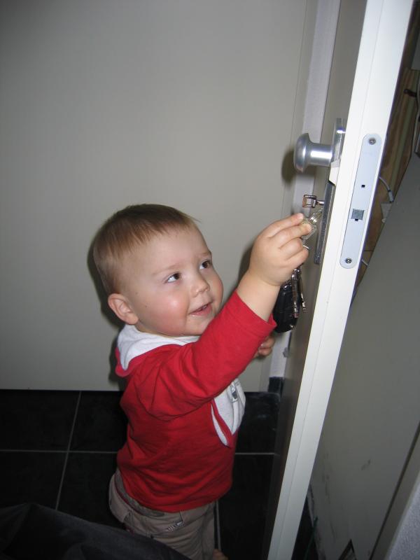 Merijn druk bezig de sleutels in het slot te proppen., geplaatst door mama Lizanne op 2006-02-25