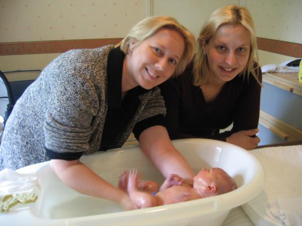 De zussen stoppen Merijn in bad, geplaatst door papa Boudewijn op 2004-06-03