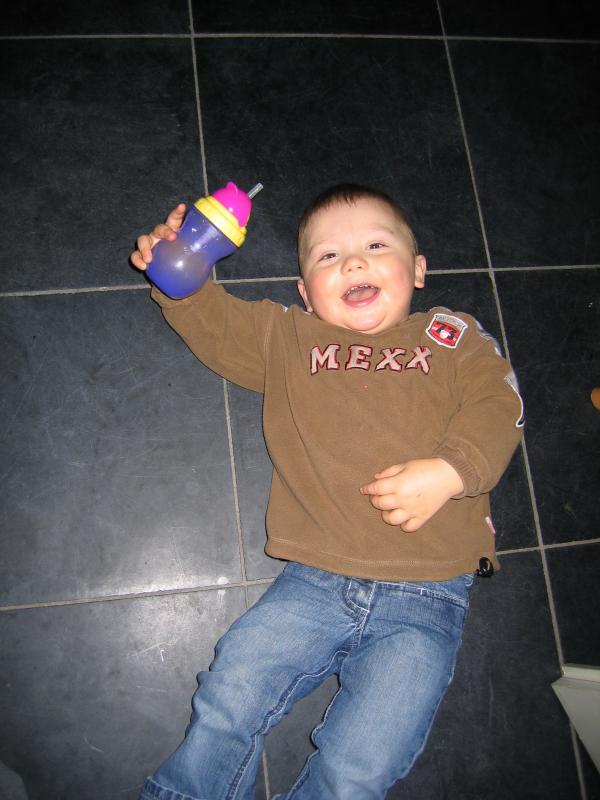 Merijn gek aan het doen op de grond., geplaatst door mama Lizanne op 2006-02-25