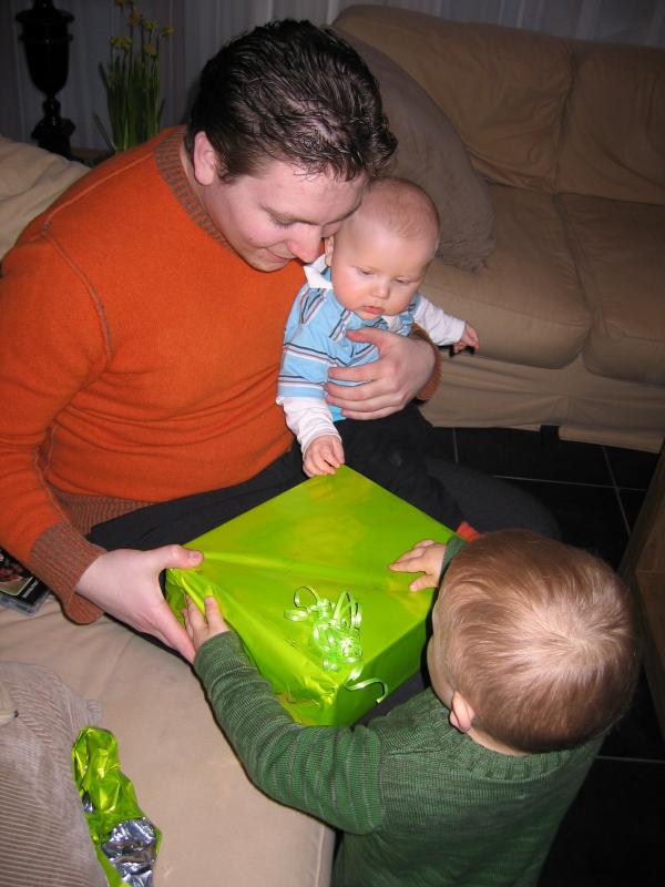 Kado uitpakken met zn drieen., geplaatst door mama Lizanne op 2006-02-25