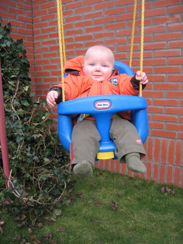 Jesse aan het schommelen., geplaatst door mama Lizanne op 2006-02-25