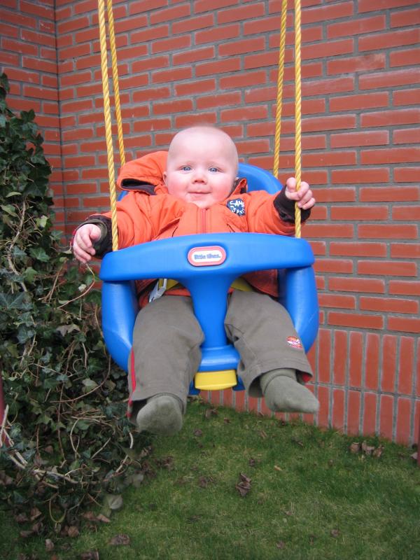 Jesse aan het schommelen., geplaatst door mama Lizanne op 2006-02-25