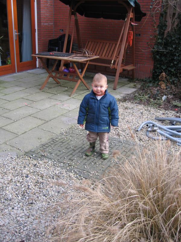 Merijn in de tuin., geplaatst door mama Lizanne op 2006-02-25