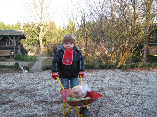 Merijn in de tuin., geplaatst door mama Lizanne op 2006-02-26