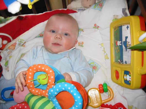 Jesse in de box., geplaatst door mama Lizanne op 2006-02-26