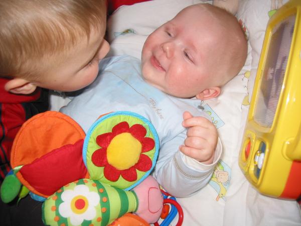 Merijn en Jesse in de box., geplaatst door mama Lizanne op 2006-02-26