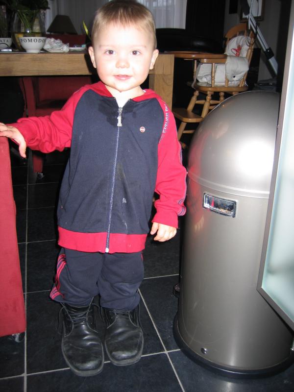 Merijn heeft papa zijn schoenen aan., geplaatst door mama Lizanne op 2006-03-04