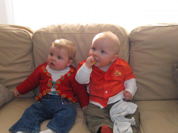 Jesse en Floor op de bank., geplaatst door mama Lizanne op 2006-05-17