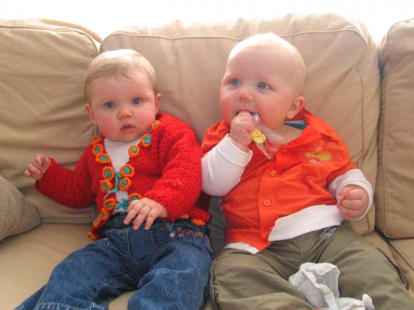 Jesse en Floor op de bank., geplaatst door mama Lizanne op 2006-05-17