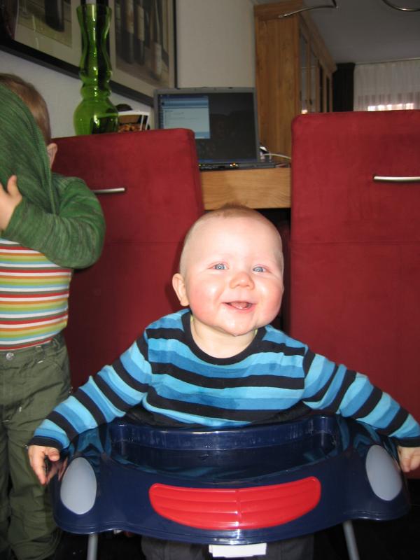 Jesse in zijn loopstoel., geplaatst door mama Lizanne op 2006-05-17