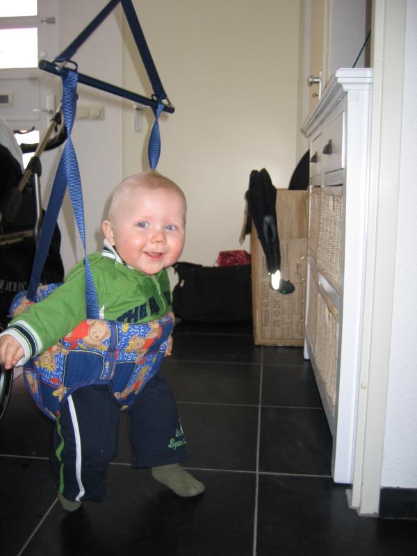 Jesse in de Babybouncer., geplaatst door mama Lizanne op 2006-05-17